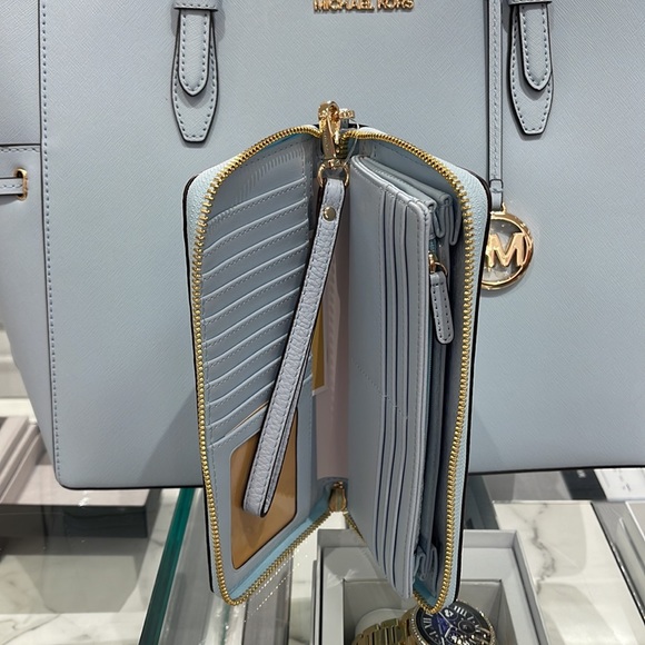 MICHAEL KORS LARGE TRAVEL CONTINENTAL WRISTLET WALLET PHONEHOLDER 
Vista Blue - Picture 8 of 16